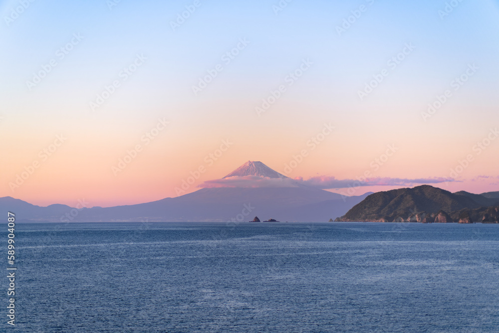夕焼けに染まる富士山と伊豆の海