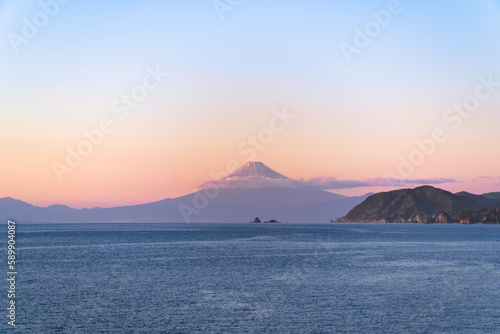 Wallpaper Mural 夕焼けに染まる富士山と伊豆の海 Torontodigital.ca