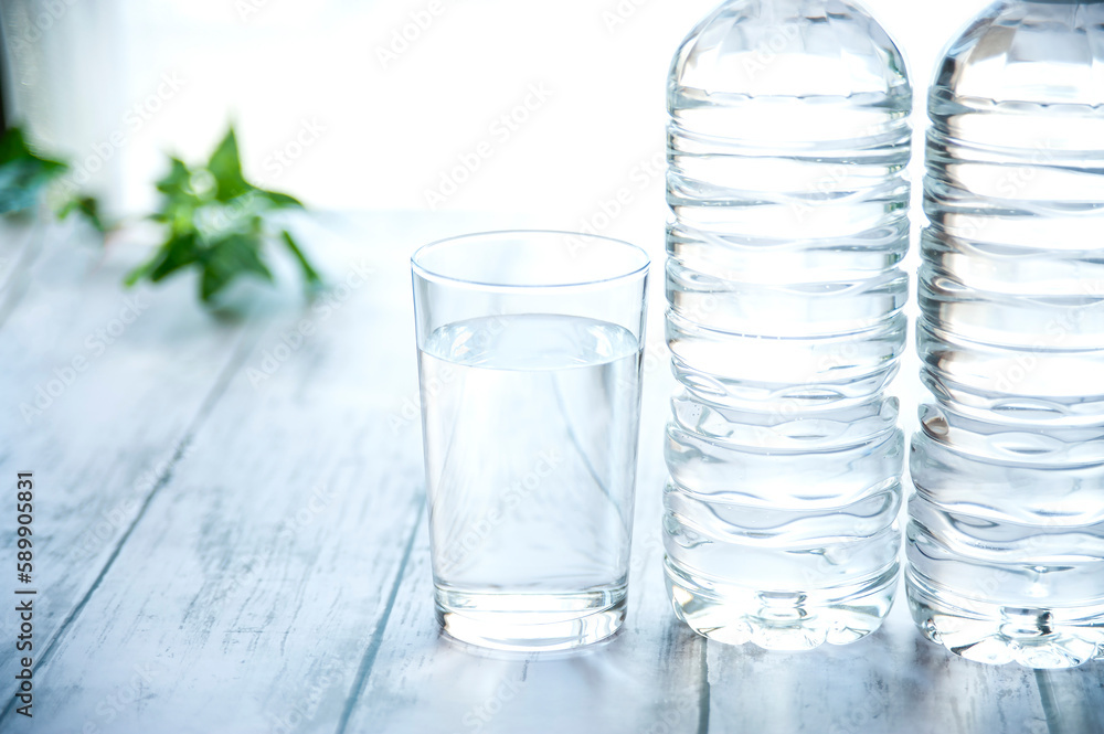 水の入ったペットボトルとコップ
水の入ったペットボトルとコップ