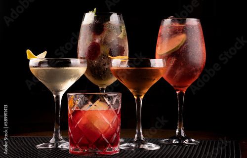 Foto cocktail collection with vesper negroni whiskey and lillet with berries and mint