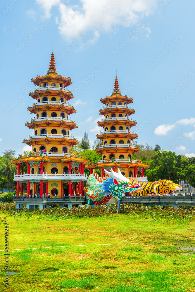 Φωτογραφία Beautiful view of the Dragon and Tiger Pagodas in Kaohsiung
