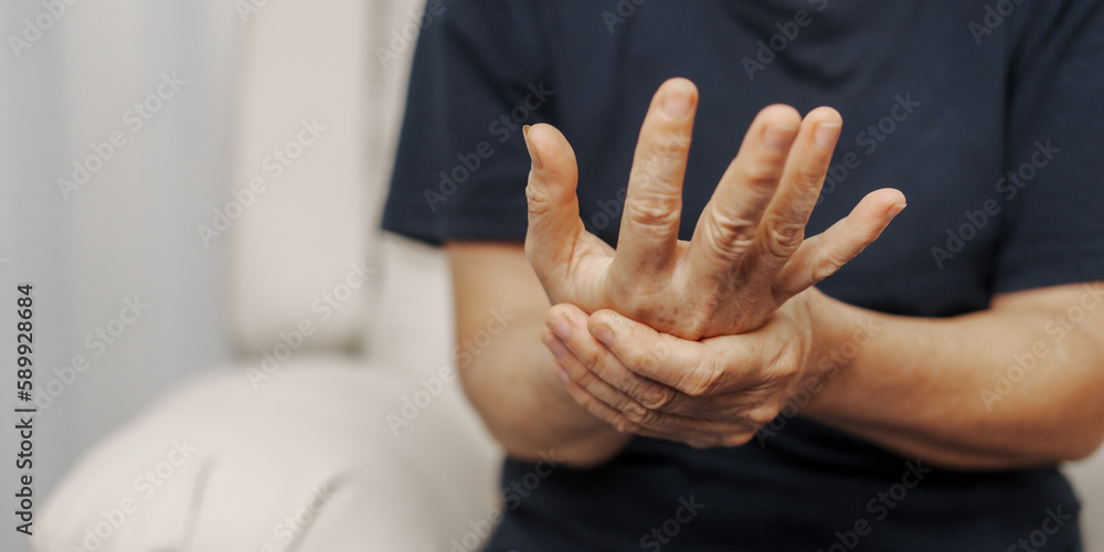 Foto de Close up hands of asian senior elderly woman with parkinson's