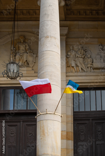 Oberlausitzer Gedenkhalle in Zgorzelec, Polen.
An der Eingangsäule hängen polnische und ukrainische Fahnen photo