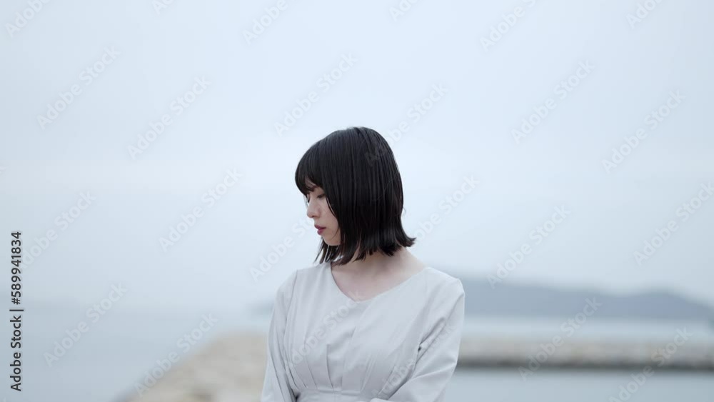 夕暮れの海にいる女性 夕暮れの海にいる女性
