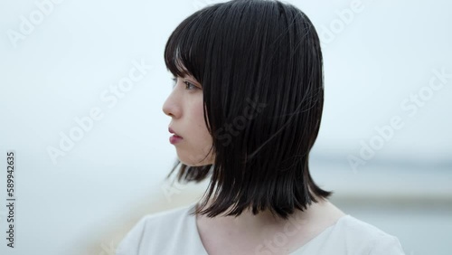 夕暮れの海にいる女性