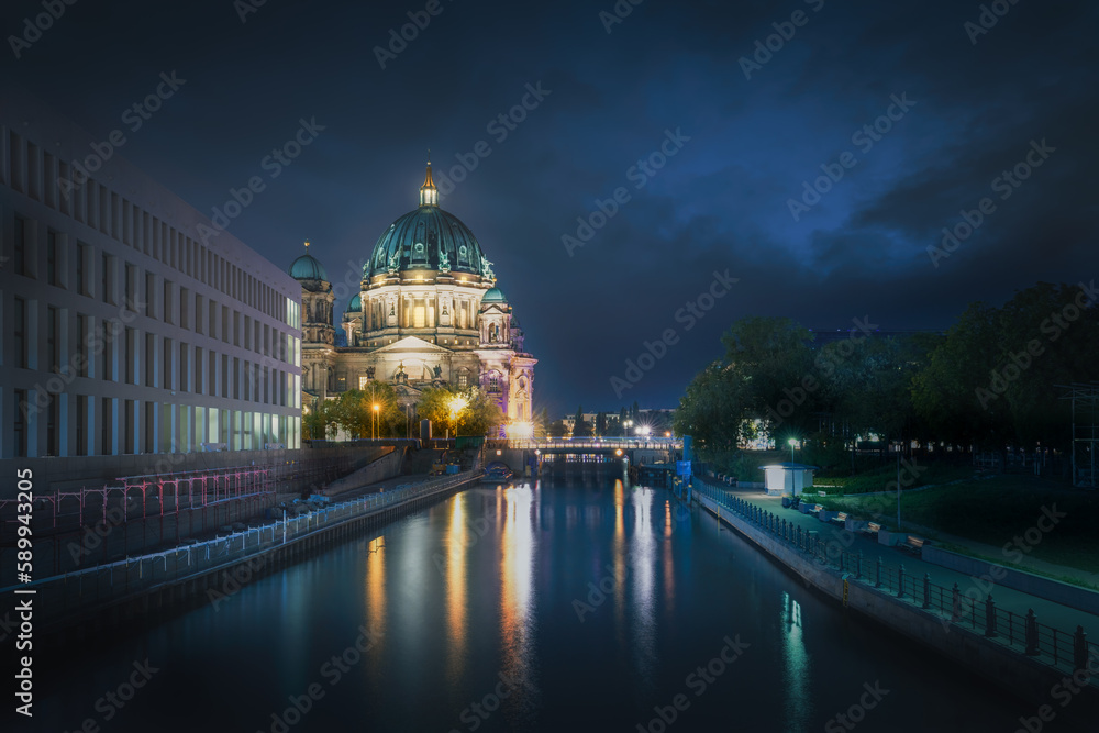 Fototapeta premium Berlin Cathedral and Spree River at night - Berlin, Germany