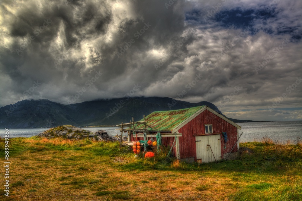Fisherhütte in Fjordlandschaft