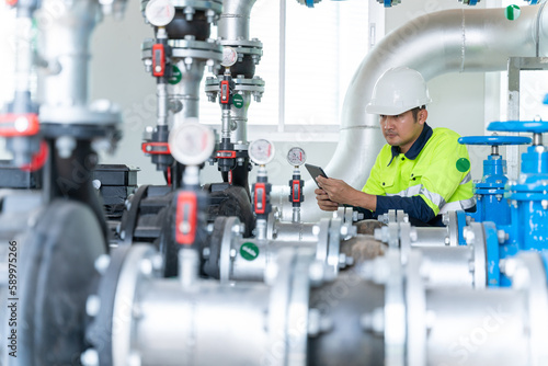 Φωτογραφία Asian engineers inspect and maintain condenser equipment