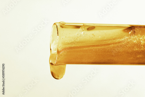 Fotografija test tube with flowing gold