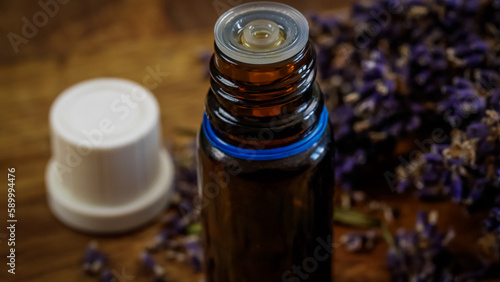 bouquet de lavande séchée et Flacons verre d'huile essentielle, en gros plan, sur une table 