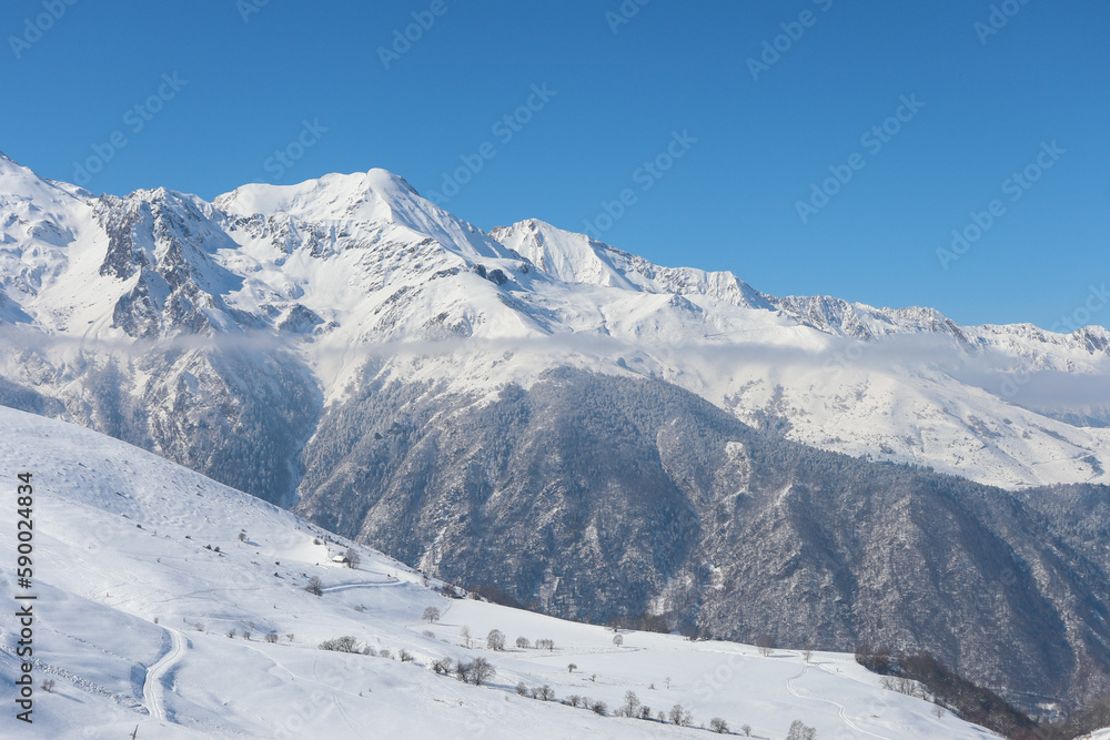 Obraz premium Pyrénées - Brume sous les sommets enneigés