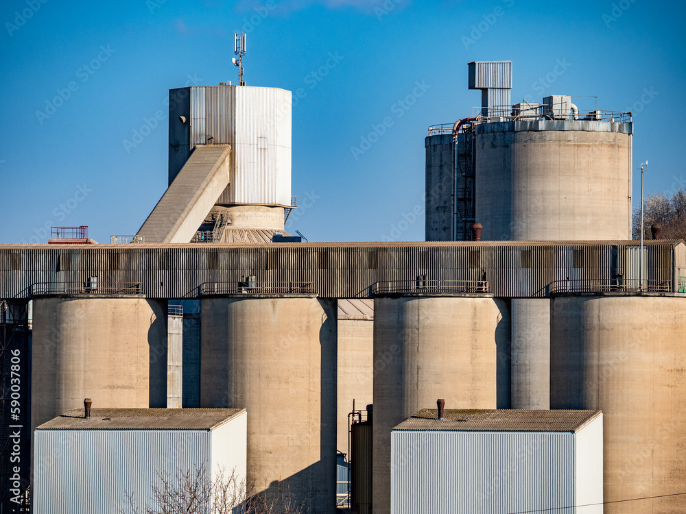 Obraz premium Älteres Industriegebäude