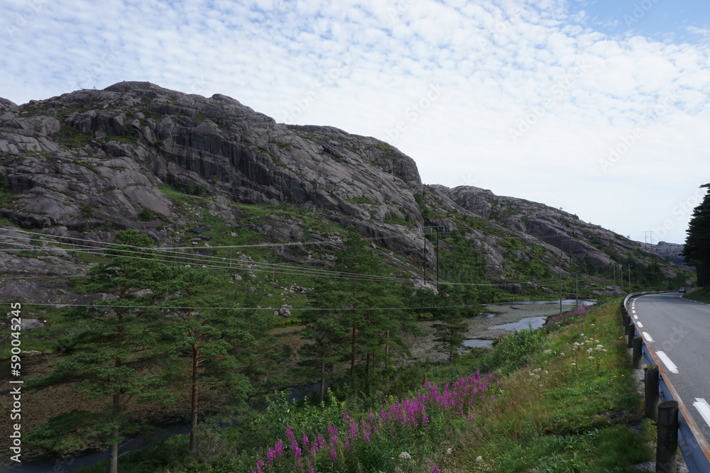 Fototapeta premium Felsenlanschaft in Norwegen mit Ausblick