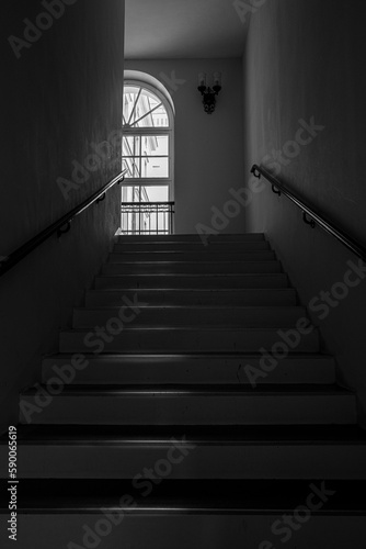 Schwarz-Wei   Fotografie  Treppenhaus im Rathaus  Spandau  Berlin  Deutschland