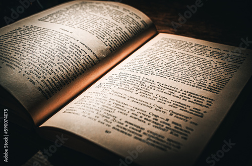 Canvas Print Old open book on the table