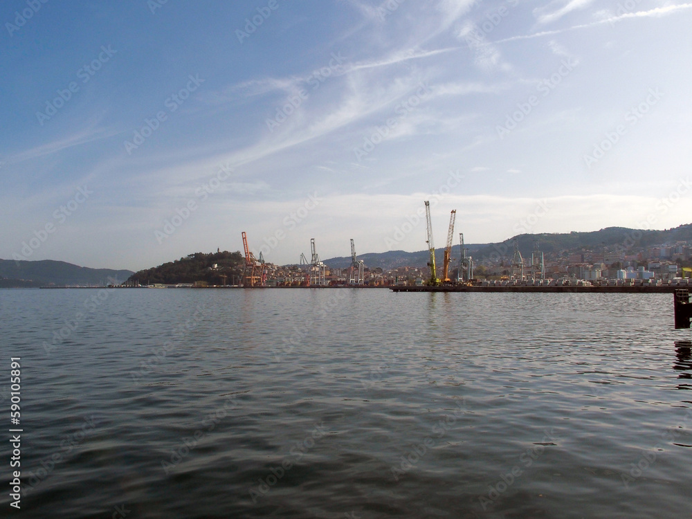 Vista del puerto de la ciudad de Vigo. Zona de contenedores. Galicia, España