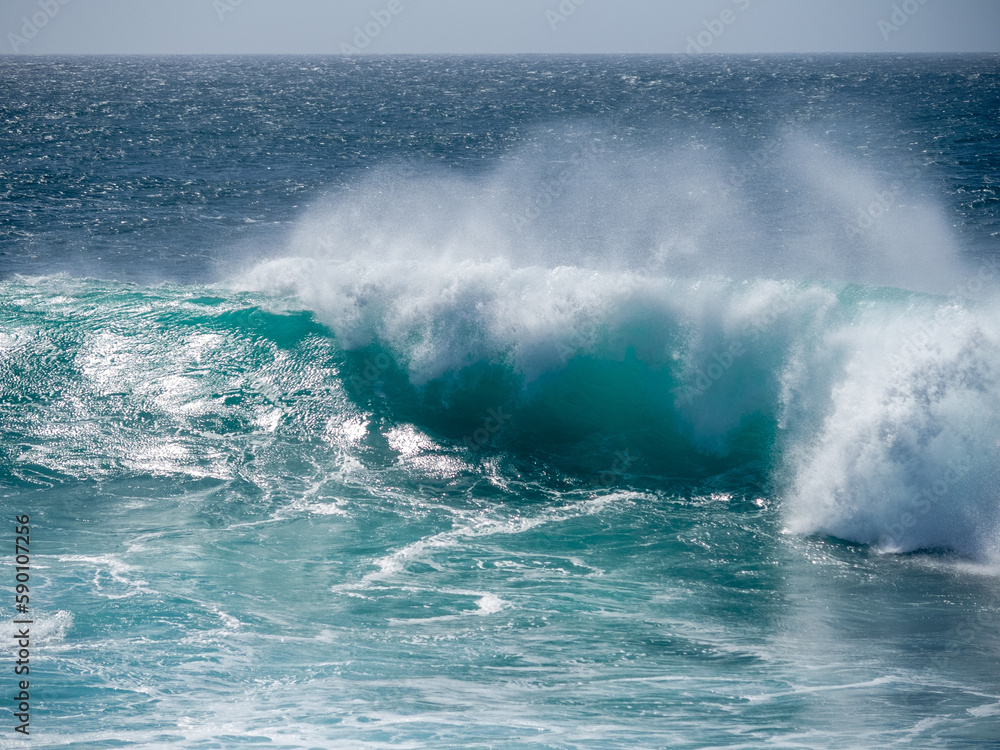 Olas azul turquesa con spray en la cresta de las olas. Cabo Touriñán, Galicia, España.