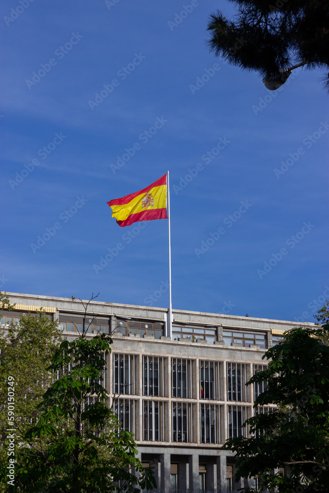 Bandera de España alzada con ondas viento 2