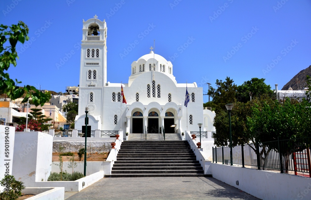 Ruelle en été avec vue sur l'église orthodoxe Sainte de l'Annonciation de la Theotokos, Emporio, Santorin, Grèce, Europe 1