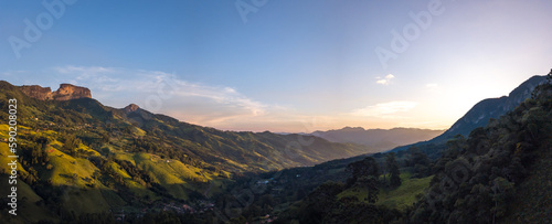 Panorâmicas da serra da Mantiqueira ceu azul e nuvens