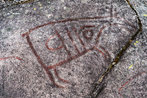 Steinzeitliche Felszeichnungen am Fluß Dokka, Norwegen