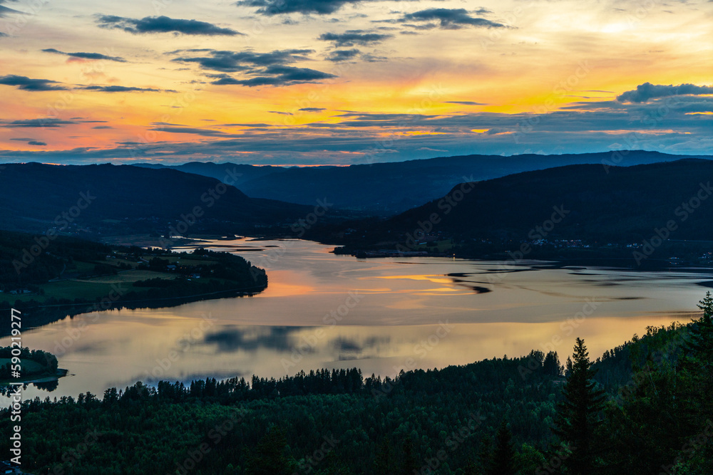 Fototapeta premium Blick über den Randsfjord bei Mitternachtssonne