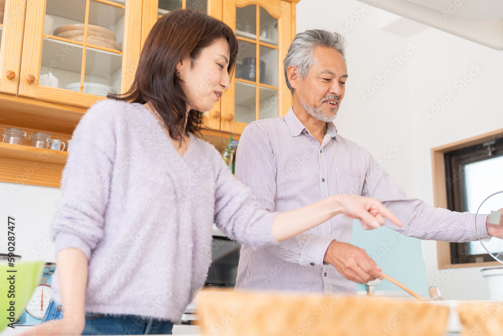 料理をするミドル 夫婦