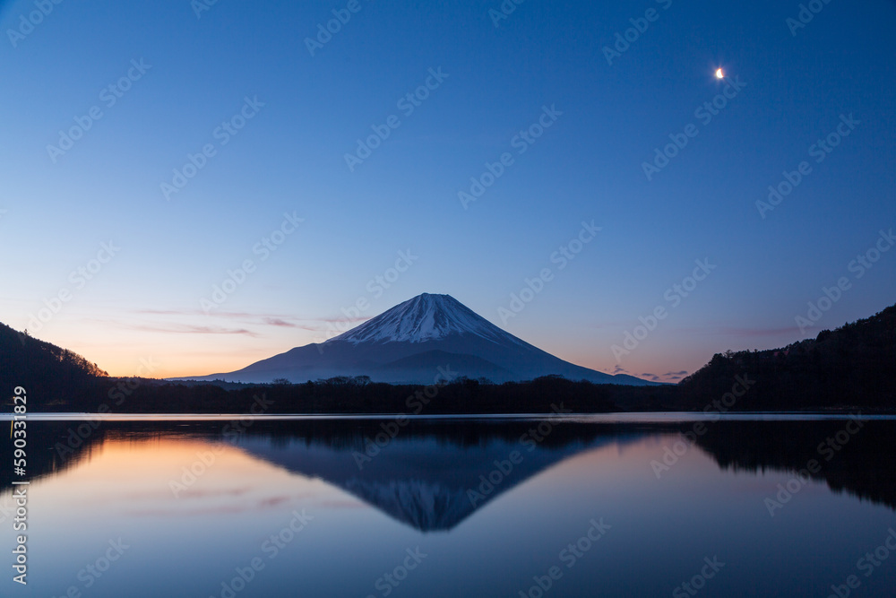 精進湖畔から夜明けの富士山