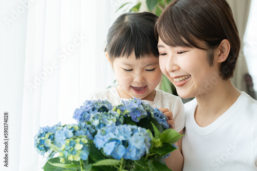 母の日に子供から紫陽花を貰うママ photo