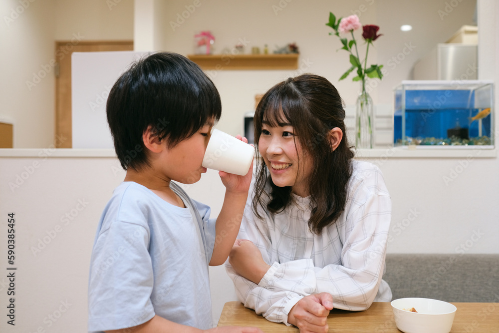 リビングでくつろぐ親子 リビングでくつろぐ親子