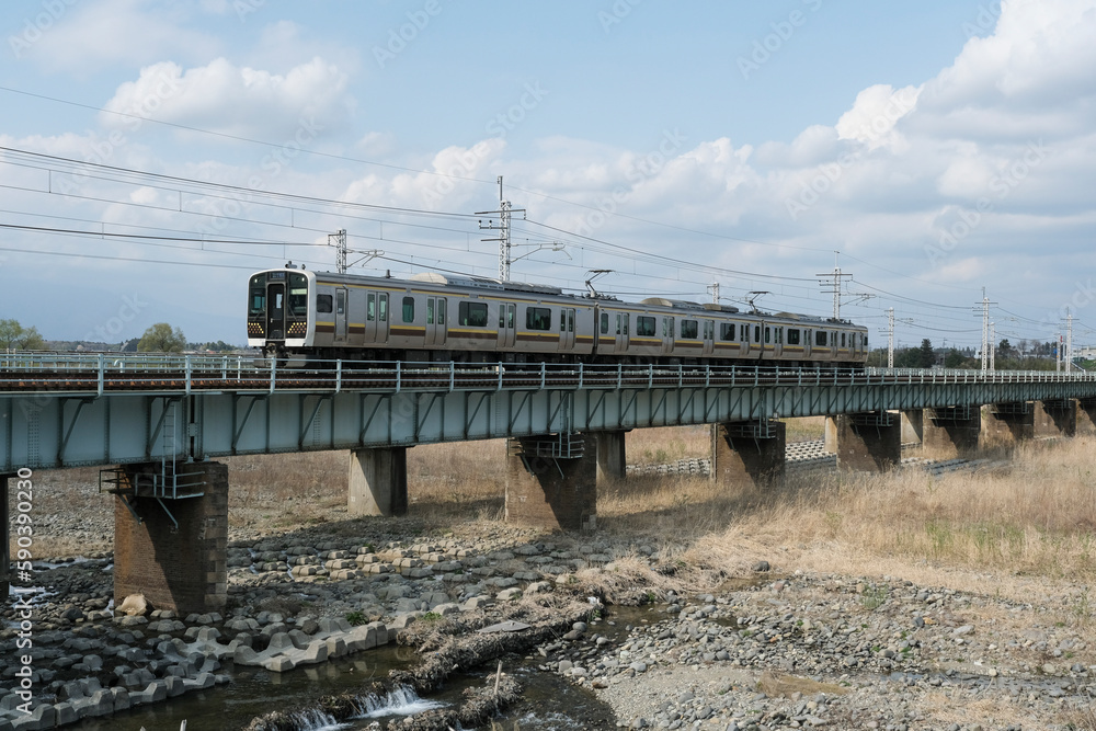 箒川の鉄橋を渡る東北本線の普通列車
