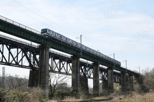 黒川橋梁を渡る東北本線の普通列車