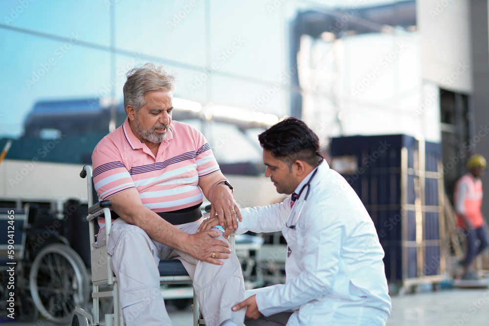 Obraz premium Doctor checking to old man while he is moaning in pain.