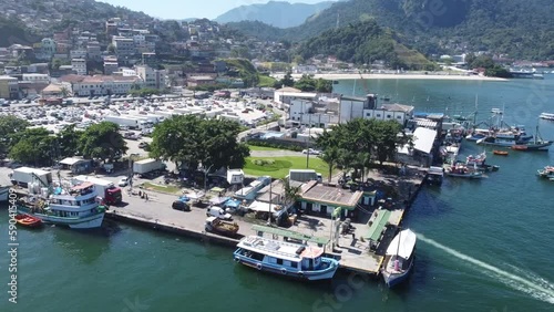 Barcos Pesca Pescadores Peixe Angra dos Reis Ilha Grande Rio de Janeiro Vila do Abraão Porto Estacionamento Docas Centro Cidade Costeira Litoral Navegação Navegar Pescar Atividade Pesqueira Trabalho