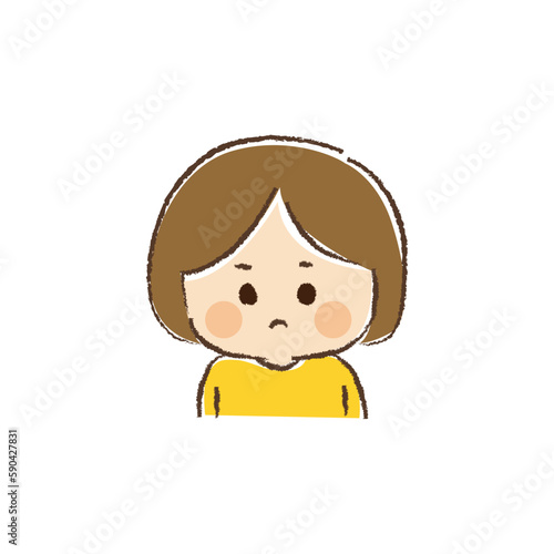 ムッとした表情の中性的な子どもの上半身