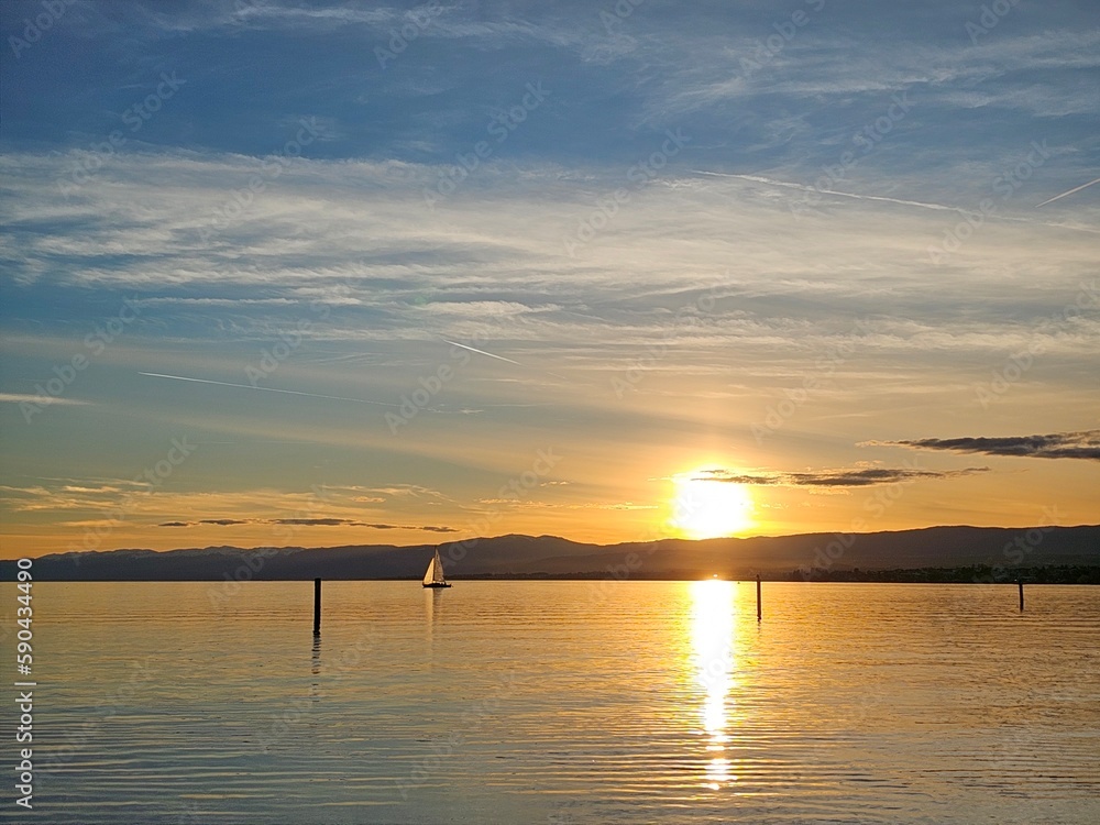 Voilier sur le lac au coucher de soleil