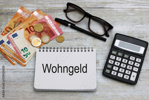 Notizblock mit dem Wort Wohngeld mit Euro Banknoten und Taschenrechner. Manche Familien in Deutschland erhalten Wohngeld vom Staat. 