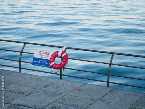 海辺の散歩道と救助用の浮輪
Seaside Promenade with a Lifebuoy for Rescue