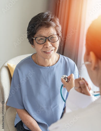 Foto Happy elderly patient with medical health checkup with cardiologist or geriatric doctor