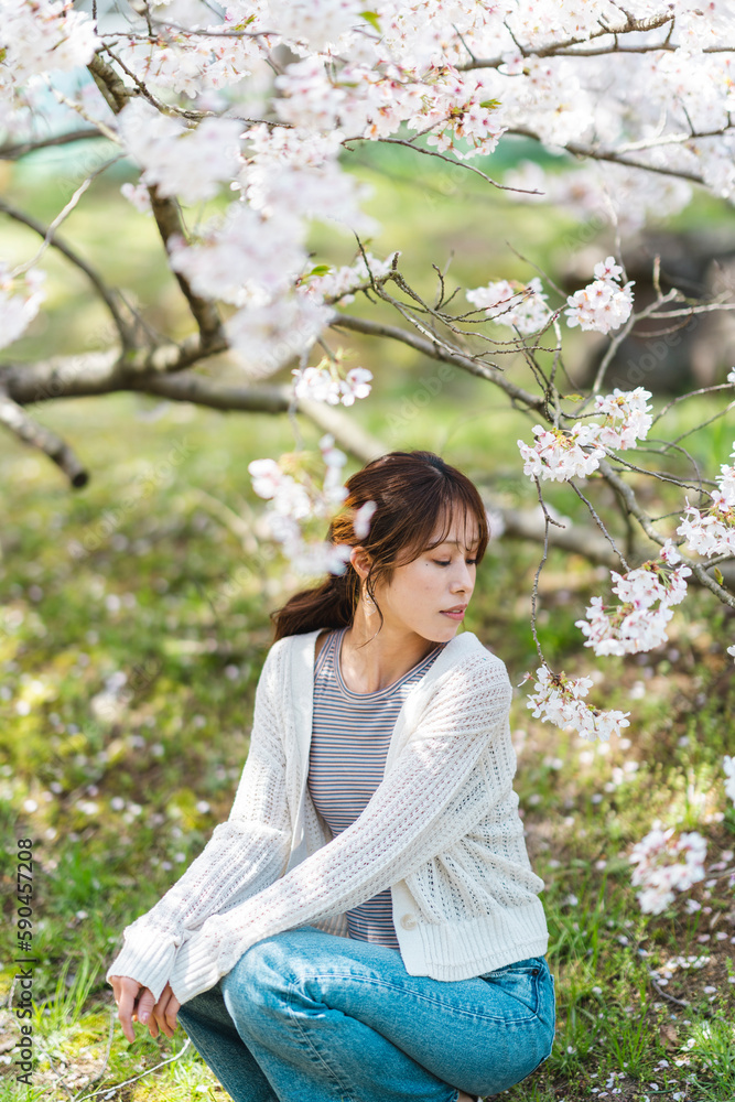 桜の花と女性 桜の花と女性