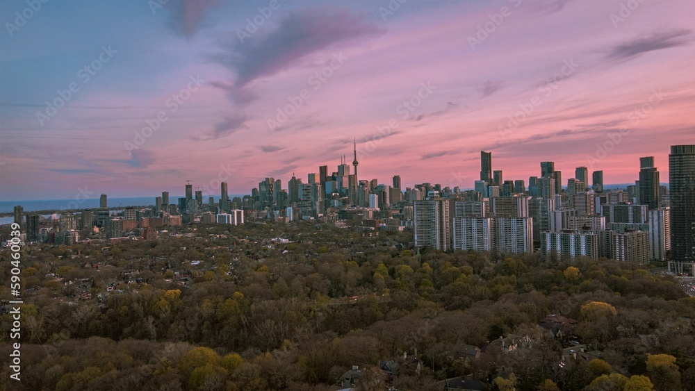 Obraz premium Toronto city with Pink Sunset from Don Valley