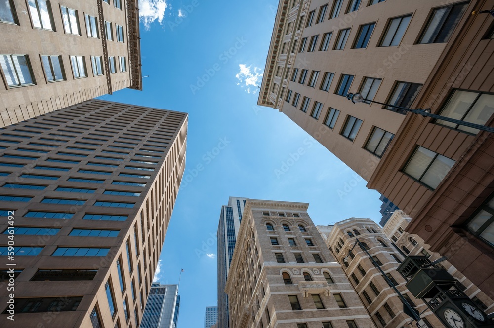 Fototapeta premium Low-angle shot of modern buildings on a sunny day