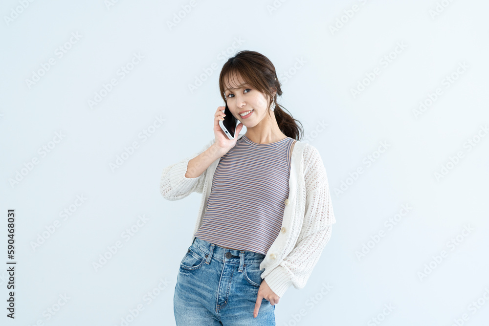 スマートフォンを使う女性 スマートフォンを使う女性