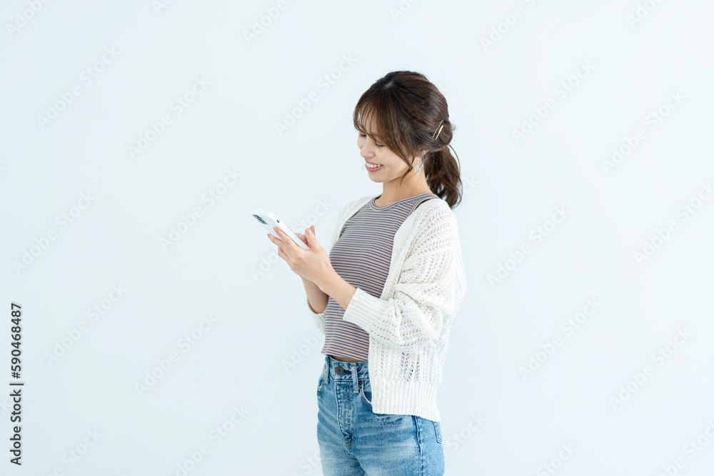 スマートフォンを使う女性 スマートフォンを使う女性