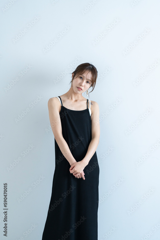 黒いワンピースの女性 黒いワンピースの女性