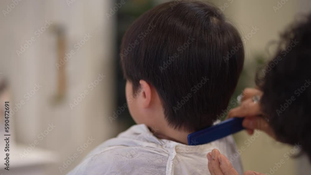 男の子の髪を切る男性美容師 男の子の髪を切る男性美容師