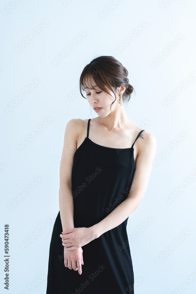 黒いワンピースの女性 黒いワンピースの女性