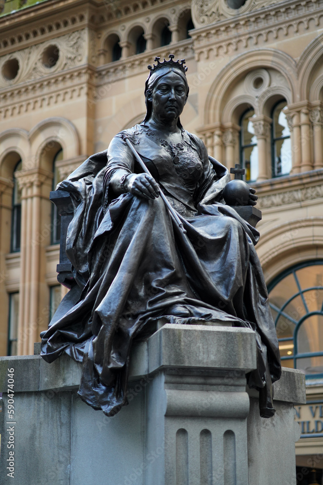 Fototapeta premium Statue near Town Hall in Sydney, Australia.