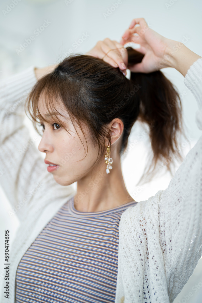 Fototapeta premium ヘアアレンジをする女性