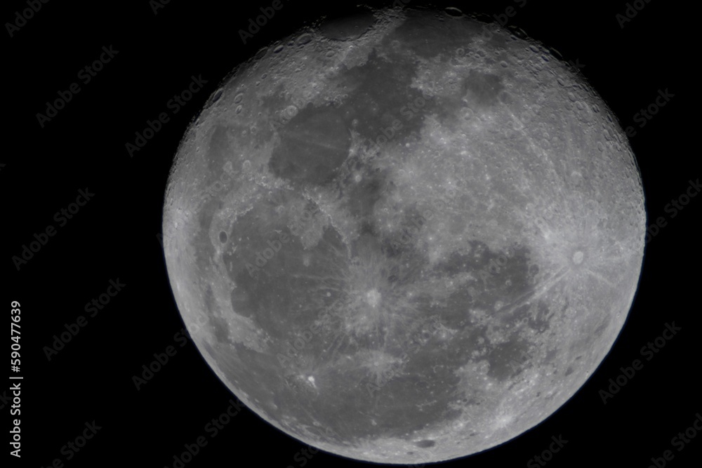 Obraz premium Closeup of the full moon with craters and details of the lunar surface in the dark sky